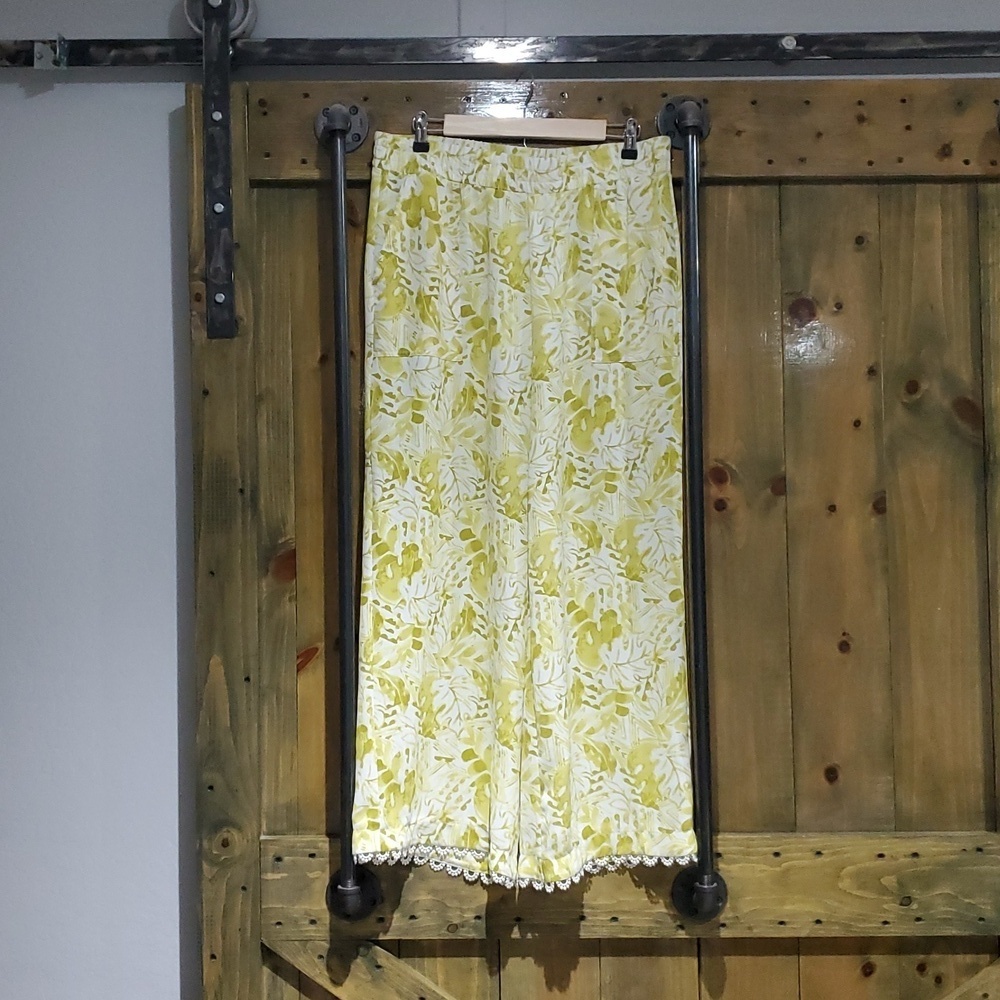 CUPIO BLUSH WIDE LEG FLOWY PANTS W POCKETS SIZE LARGE  GREENISH YELLOW